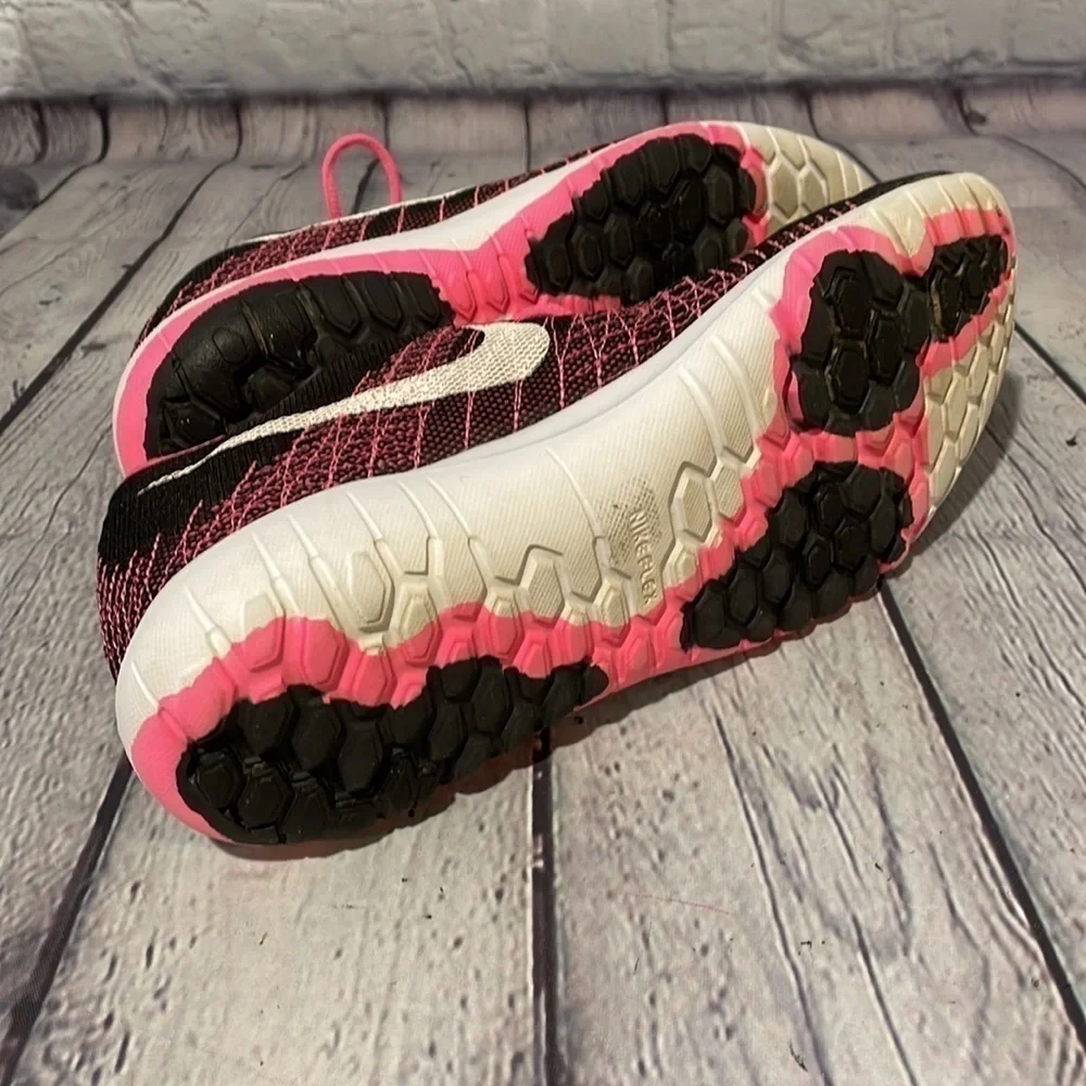 Nike Youth 7Y pink, and black Fury sneakers - Picture 5 of 6